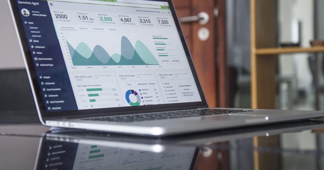 Comparison of self-hosted and SaaS architecture tools on screen